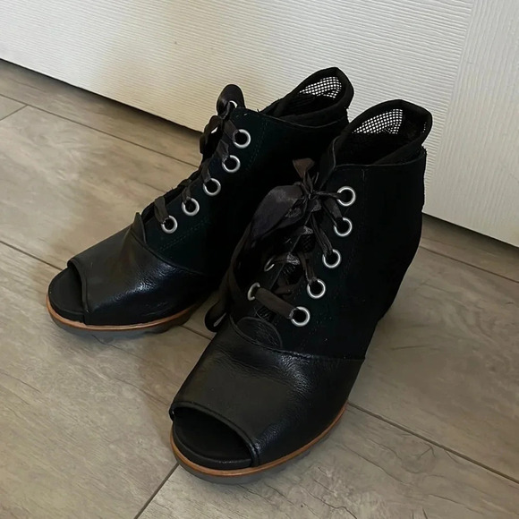 NWOT SOREL Leather Joanie Mesh Wedge Booties, Size 9 - Picture 3 of 11